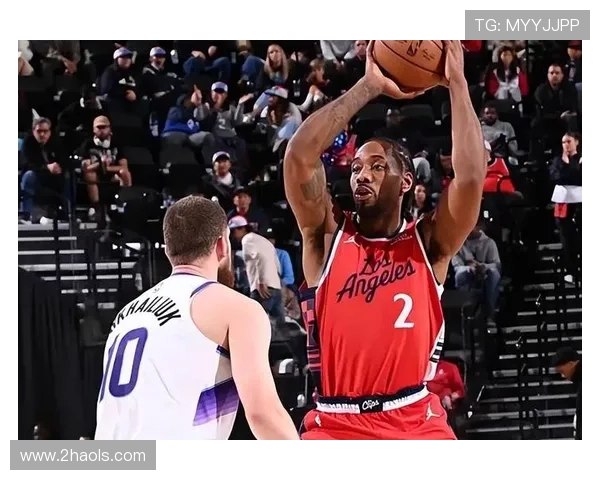 伦纳德成为快船队史第二位多次砍45分5篮板5三分的球员，追平传奇纪录